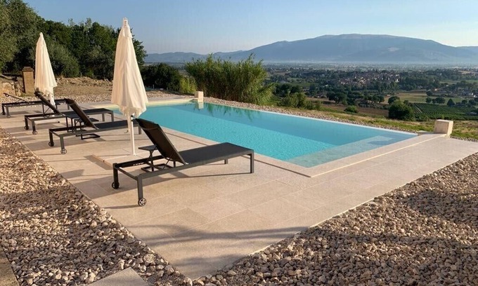 Guzman Villa | A deluxe Villa with an amazing park and infinity pool in Bevagna