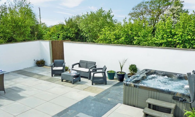 Llansantffraed House | A detached house set in the beautiful quiet surroundings of the park.