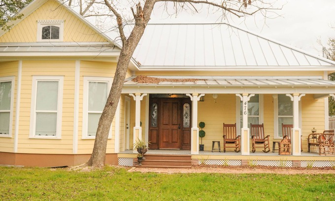 New Braunfels House | A Family Friendly Tuber's Paradise Walk to Wurstfest