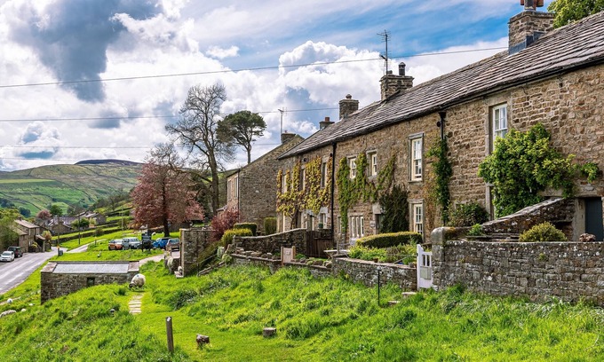 Feetham House | A fantastic cottage, w/free wifi, secure bike storage, stunning views & a stones throw from the pub