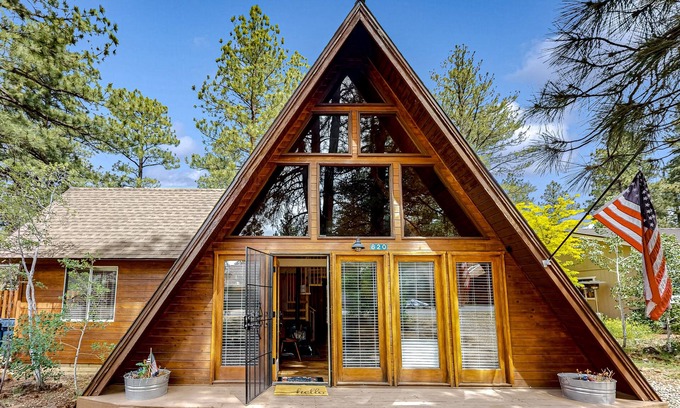 Munds Park Cabin | A-frame home with loft, gas grill, partial AC, dog-friendly