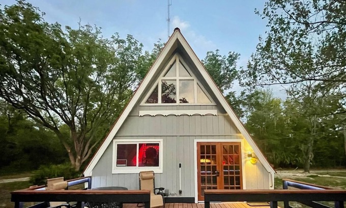 Homosassa House | A Frame in Homosassa sleeps 10! Pet Friendly!