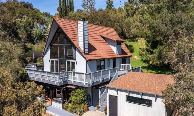 Topanga House | A-frame stunner, wrap around decks, 4 miles to the beach, 5 bed, 3 bath, 2 kit
