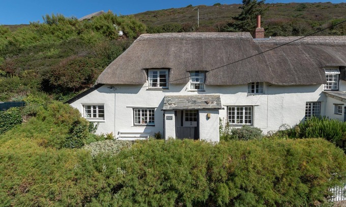 Crackington Haven House | A gorgeous 400 year old thatched cottage 60m from the beach