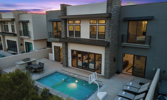 Washington House | A Hole in One: 2 Private Pools Overlooking Golf Course