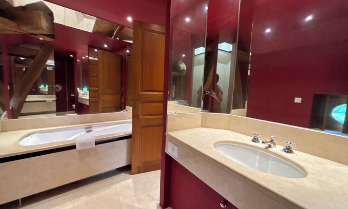 Saint-Pere House | A legendary night in Gainsbourg's room at the Moulin des marguerites!