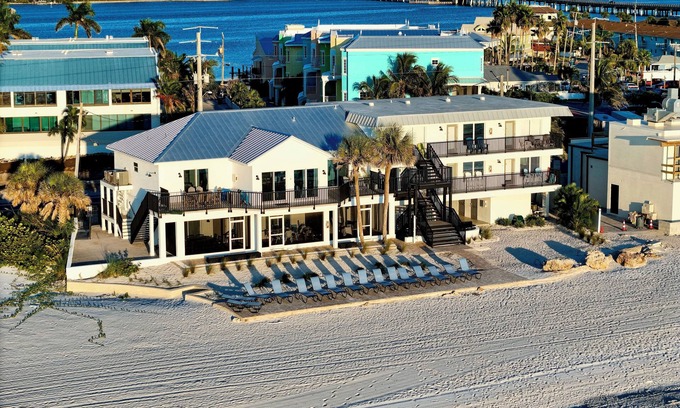 Bradenton Beach Condo | A+ location beachfront condo w screened in lanai & hot tub on Anna Maria Island