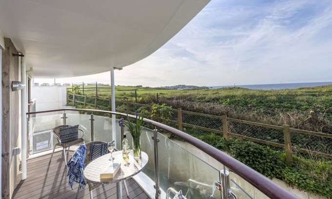 Newquay Apartment | A lovely 2 bedroom apartment with parking in Newquay, with views over the golf course and towards Fi