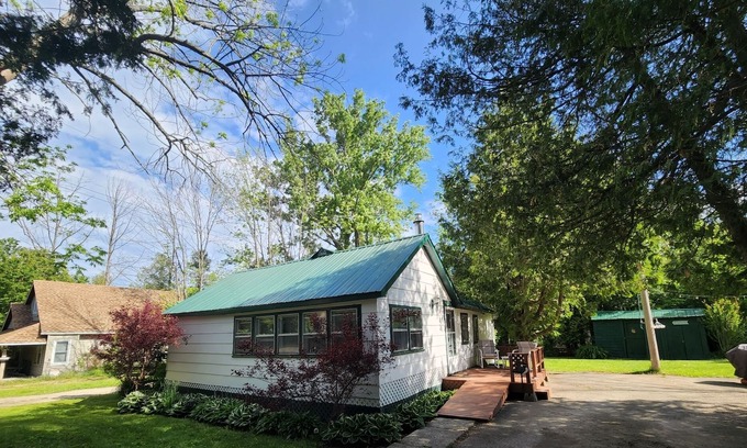 Inverhuron Cottage | A lovely cottage within a 10 minute walk to the beautiful beaches of Inverhuron.