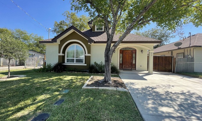 Harlandale House | A luxury, 3-bedroom home mins away from the San Jose Missions