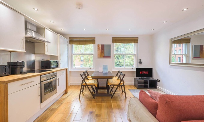 Holborn and Covent Garden Apartment | A Midtown Minute - Holborn - by Frankie Says