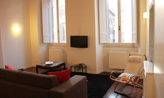 Rione III Colonna Apartment | A Modern Affordable Flat near Spanish Steps