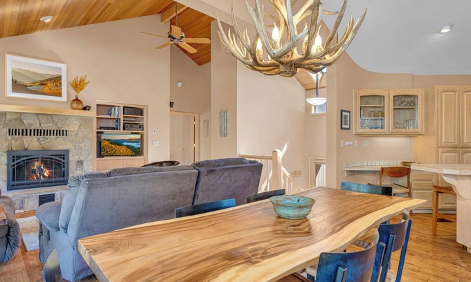 Deer Park House | A modern rustic two story home with ac, private hot tub and near bike trails!