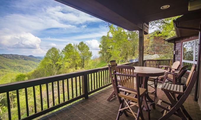 Blowing Rock House | A Nest With a View - Stunning Views, Updated Kitchen, 5 mins to Blowing Rock