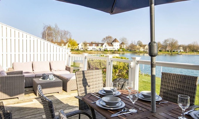 South Cerney Cottage | A new england lakeside lodge that sleeps 6 guests in 3 bedrooms