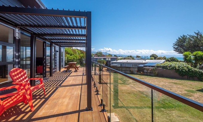 Pohara House | A new family home just a few steps from the beach