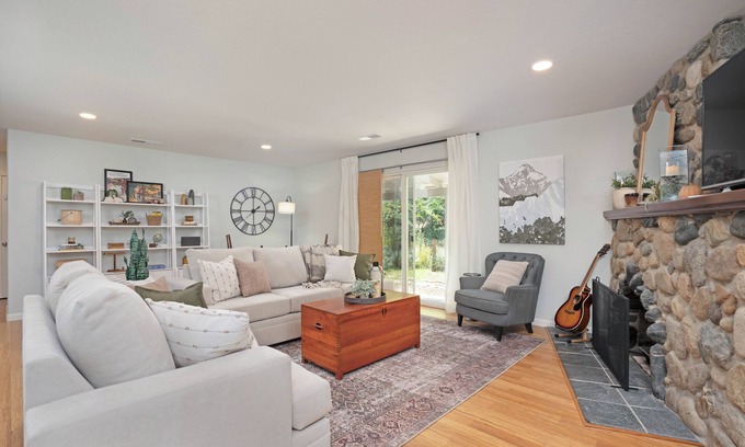 Kaweah House | A Peaceful Mountain Retreat - Gateway to Sequoia NP in Beautiful Three Rivers