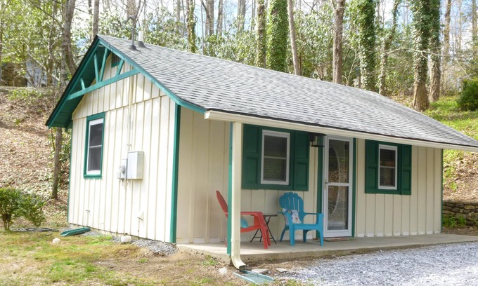 Gerton Cottage | A peaceful retreat near hiking trails in Hickory Nut Gorge