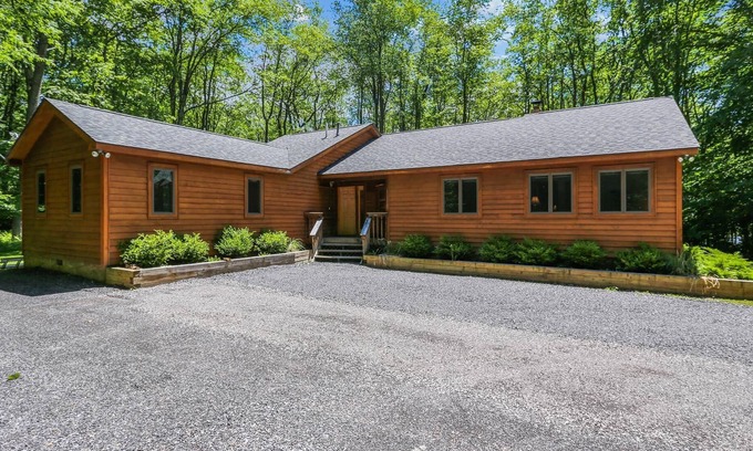 Davis House | A perfect place for multigenerational gatherings surrounded by nature.