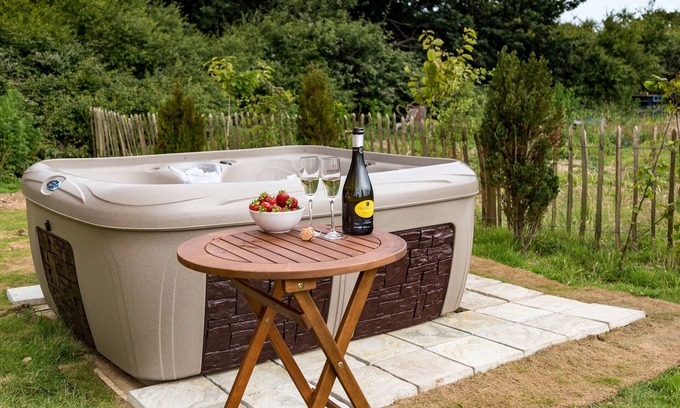 Ryde RV Rental | A quaint, traditional hut in the heart of the Isle of Wight countryside.