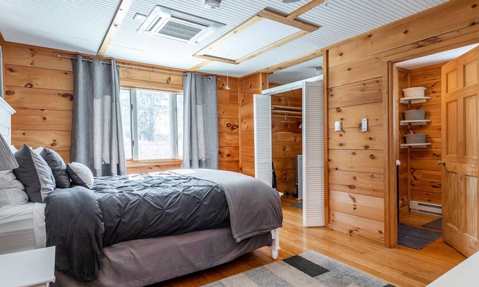 Lakeside Cottage | A quiet cottage -The perfect getaway for anyone looking to decompress from life.