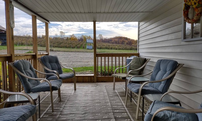 Ripley Apartment | A quiet country setting on a working grape farm.