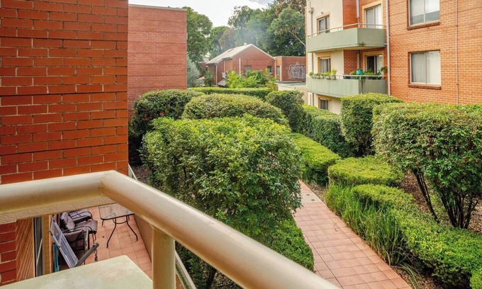 St Peters Apartment | A quiet oasis (w parking) near city, train, airport, shops, eatery.