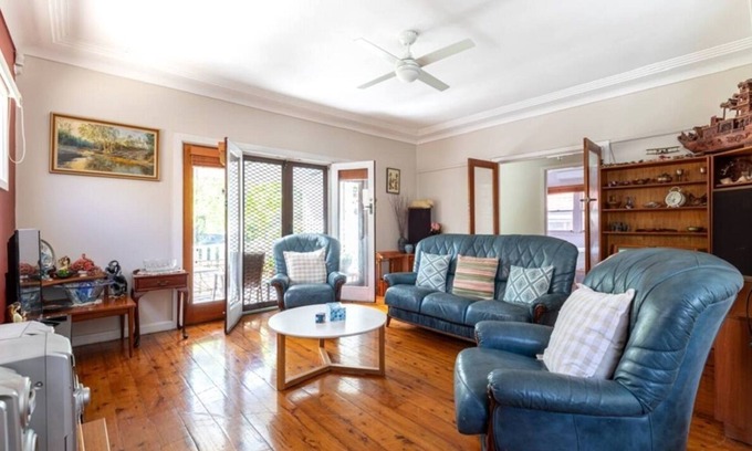 Roselands House | A rosy house in RoselandsnFamily friendly, nearby to park and shopping centre.