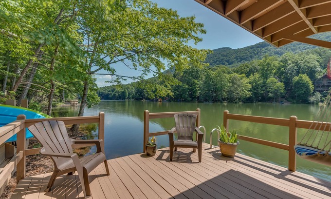Lake Lure House | a serene lake to reunite with family and friends and totally unwind