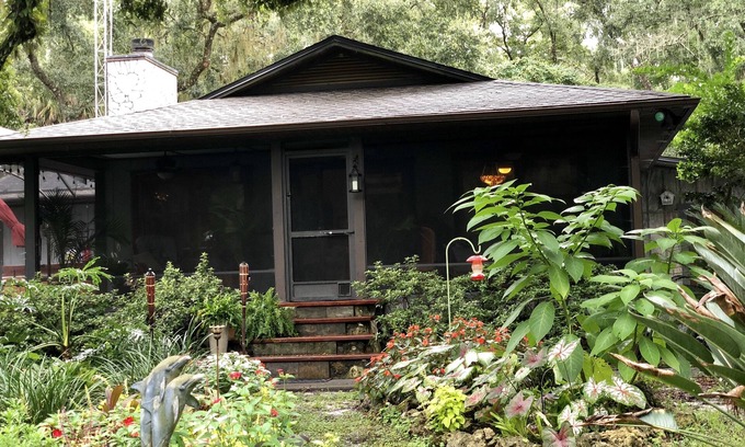 Crystal River House | A SLICE OF "OLD FLORIDA" AMONG GRANDFATHER OAKS.