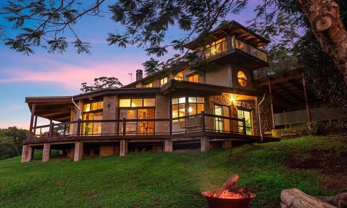 Coorabell House | A space to totally unwind with panoramic views of Byron Bay's famous coastline.