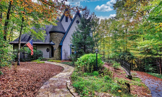 Sapphire House | A Story Book Setting on the Horsepasture River! - River Falls