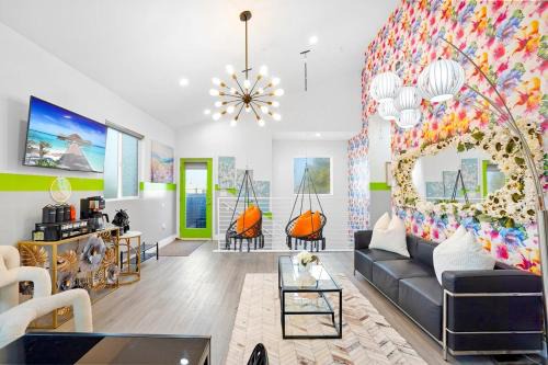 North Hollywood House | A- Stylish and Comfy NoHo Retreat- 5 Star Area, Hot Tub