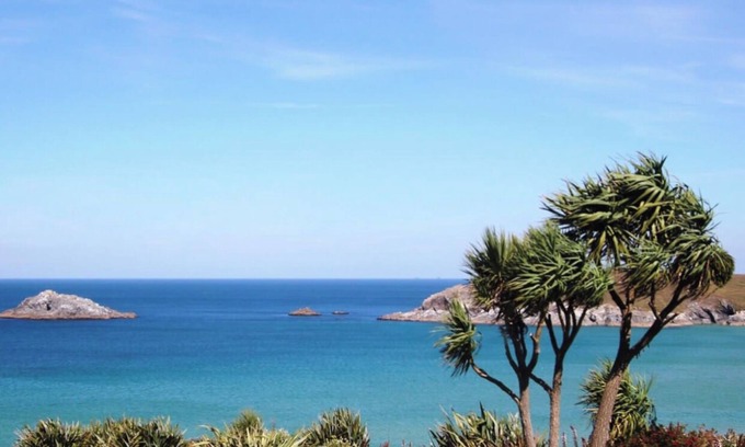 Newquay Apartment | A three bedroomed, dog friendly apartment in West Pentire, Crantock