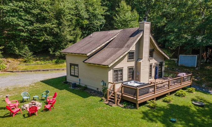 Oakland House | A Winter View: Lake Area, Hot Tub, Fire Pit, Fireplace, Gas Grill!