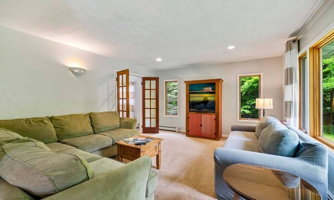 Sturgeon Bay House | A Woodsy Retreat Surreounded by nature