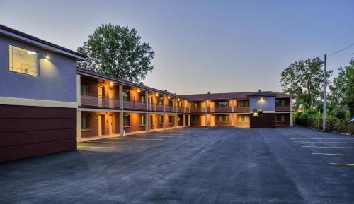 Niagara Falls Hotel | Aarya Hotel By Niagara Fashion Outlets