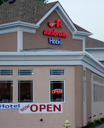 Niagara Falls Hotel | Aashram Hotel by Niagara River