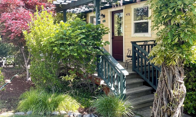 Ashland Cottage | ABBOTT'S COTTAGES- Duck cottage. 1 bedroom/1 bath, walking distance to downtown!
