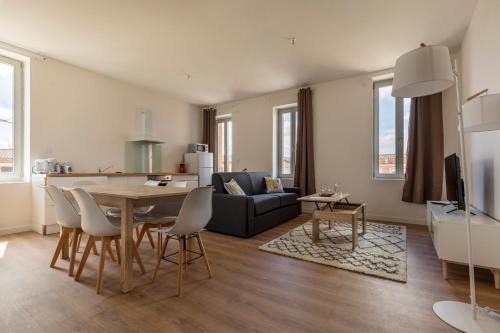 Castelsarrasin Apartment | ABEILLE - 2 chambres et 1 canapé-lit, 1er étage, parking