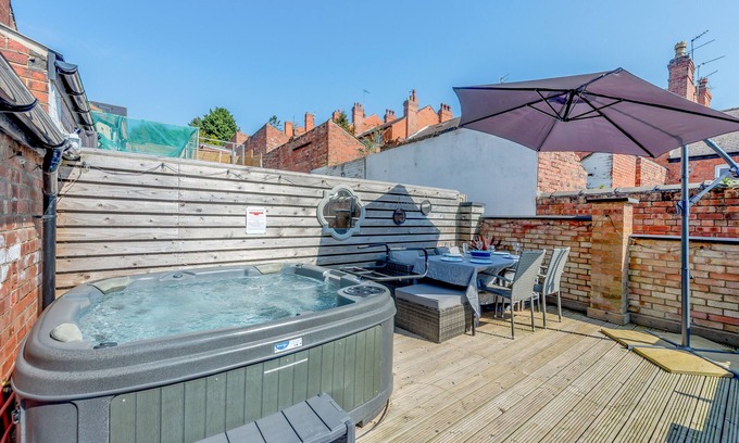 Lincoln House | Aboretum View - Three Bedroom House, Sleeps 8