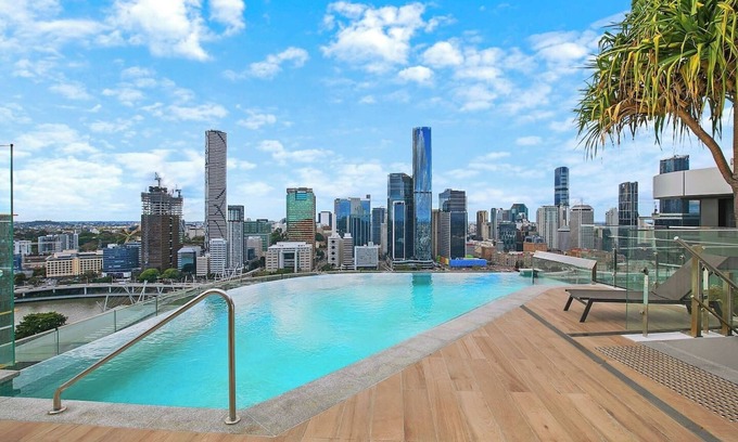 South Brisbane Apartment | Above Brisbane King Suite with Rooftop Pool Deck