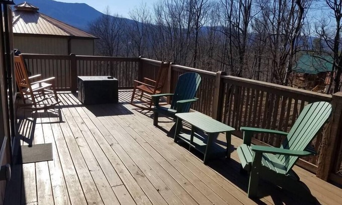 Gatlinburg Ski Chalet | Above it All, New Hot Tub - luxury and nature.