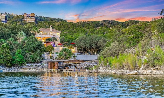 Comanche Trail House | Above Palms I NEW Pool & Spa I Views I Lake Travis I Family Fun I Services