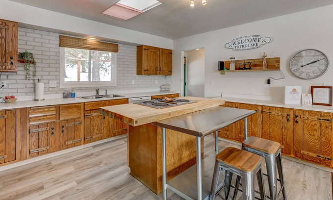 Cascade House | Above Par - Walk to Lake, Golf, Boat ramp, Bar & Grill - Fire Pit