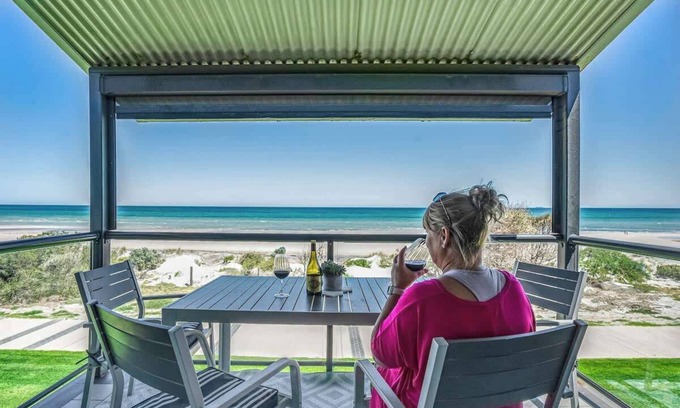 Semaphore Park Apartment | Absolute beachfront 2 bedroom unit Sandy Feet 3