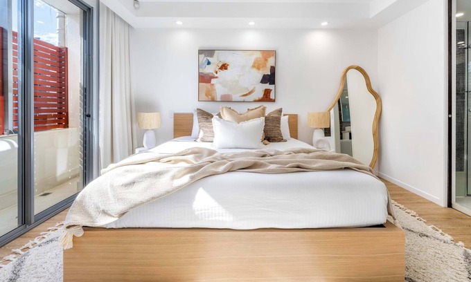 Surfers Paradise Villa | Absolute By Khove Sum
