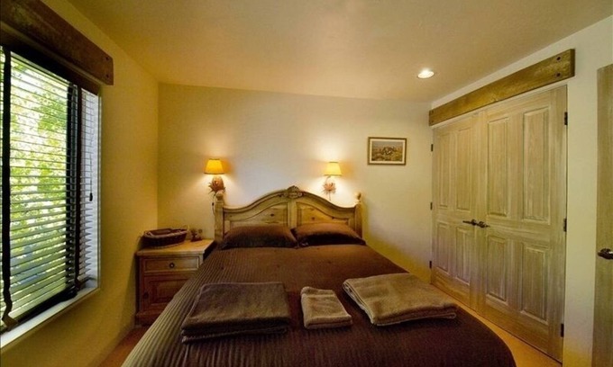 Telluride House | ABSOLUTE SKI-IN/OUT IN TOWN! GREAT VIEWS! HOT TUB! PRIVATE GARAGE! 2 BED + LOFT!