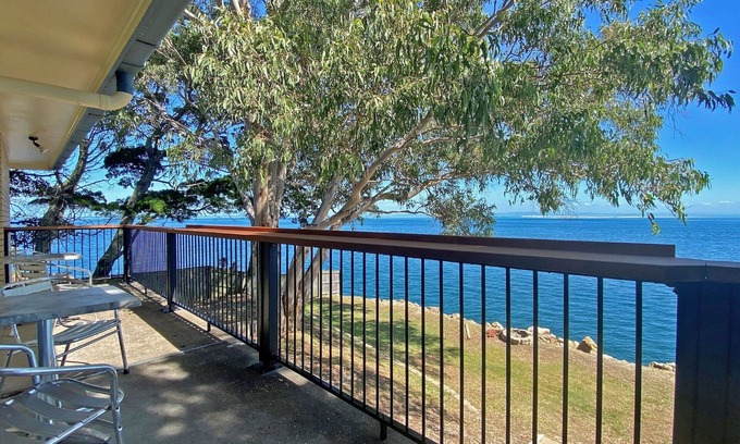 Amity Point House | Absolute waterfront property on rock wall