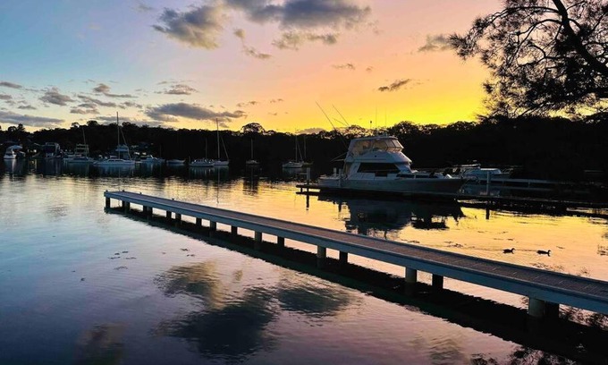 Lake Macquarie City Council House | Absolute waterfront home with private jetty